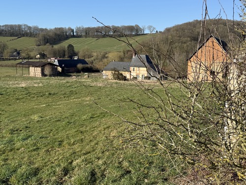 Dans la vallée se trouve cette ferme du XVIIe siècle, longtemps occupée par des moines. Quelque part sur notre gauche se trouvent les fondations d'un château fort et le départ de son souterrain.&nbsp;