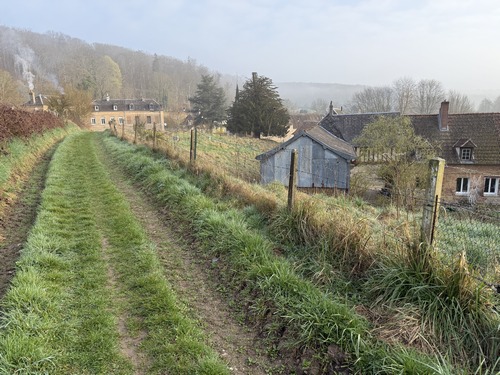 Dès la sortie du parking nous sommes sur le premier chemin. Ce délicieux chemin domine la vallée de l'Oison (regard arrière).