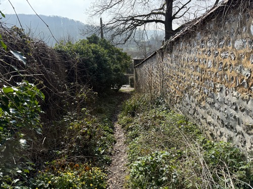 Le chemin de la Demi-Lune longe maintenant le mur d'une propriété et entre dans St-Cyr-la-Campagne.