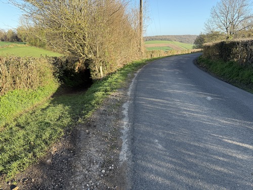 Nous sortons du bourg par la rue de Morville (D238) et trouvons l'entrée du chemin de la Cavée.