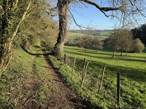 Le chemin de la Cavée est un délicieux chemin qui nous offre de somptueux panoramas sur la vallée de l'Andelle.