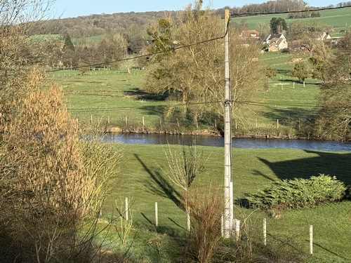 Arrivés dans la vallée, nous suivons le chemin des Randonneurs qui avance en balcon vers l'ouest, au-dessus de l'Andelle.