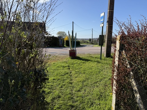 Attention avec des enfants, le sentier débouche au niveau de la N31. Nous allons continuer en face, rue de l'église.