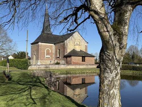 Le village de La Haye est coupé en deux par la N31. L'église se trouve au sud de la route nationale. L'église Saint-Pierre-et-Saint-Paul (1848) remplace une ancienne église incendiée.
