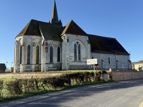 Nous partons de l'église Saint-Martin, ancienne abbatiale bénédictine dont la nef est toujours celle de l'époque de l'abbaye.