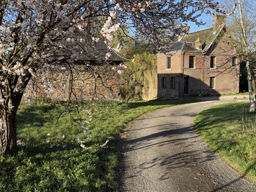Nous suivons les balises vertes du circuit des Monts, et arrivons au niveau de cet ancien moulin sur l'Andelle.