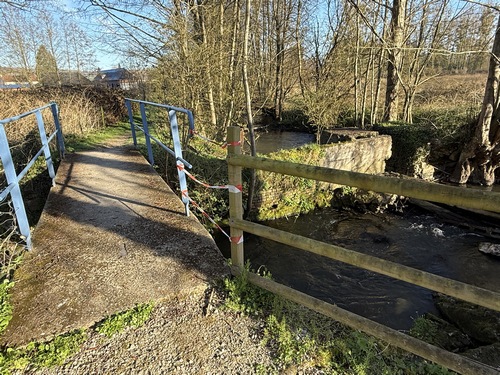 Nous traversons l'Andelle près des vestiges des installations du moulin. L'Andelle est une rivière de 57 km qui traverse la Seine-Maritime et l'Eure pour rejoindre la Seine près de Poses.