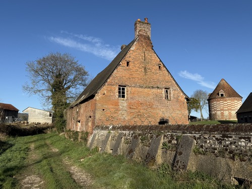 Nous longeons le colombier, dernier vestige du château de Béthencourt, habitation de Jean de Béthencourt conquérant des îles Canaries en 1402