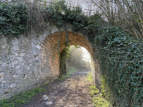 Nous passons maintenant sous l'ancienne voie ferrée de Charleval à Serqueux (L'ancienne cheffe de gare de Sigy habitait encore l'ancienne gare en 2023, ref Paris-Normandie 03/08/2023).