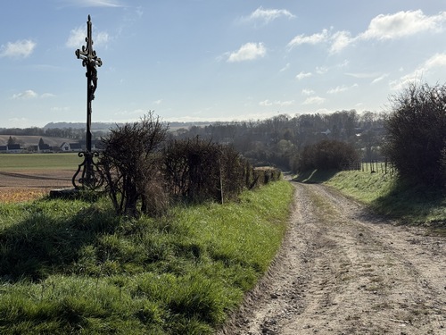 Calvaire sur cette ancienne voie de liaison entre Sigy et Argueil. Nous continuons tout droit.