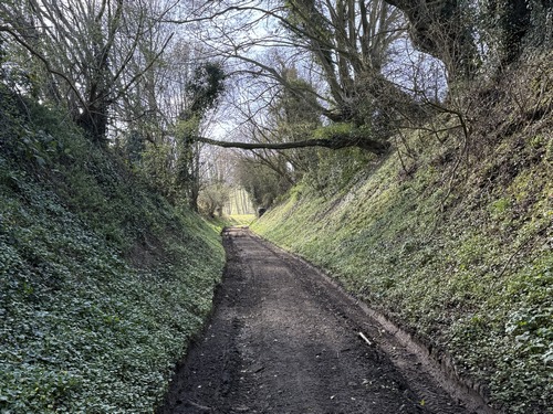 A Argueil, nous suivons les balises rouges du circuit de la Roulée pour contourner le manoir.
