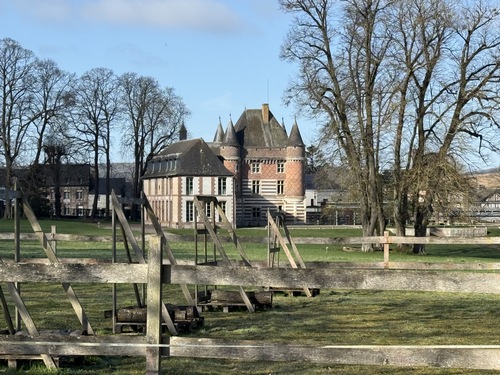 Et voilà l'étonnant manoir d'Argueil avec son donjon d'habitation rectangulaire (XVe). Depuis de nombreuses années, il accueille des vacances de groupes.