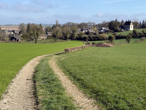 Regard arrière sur Argueil. Nous sommes sur le chemin du Mont Sauveur. Les coteaux calcaires du Mont Sauveur ont fait l'objet de travaux de restauration à l'initiative du Conservatoire d'espaces naturels de Normandie.