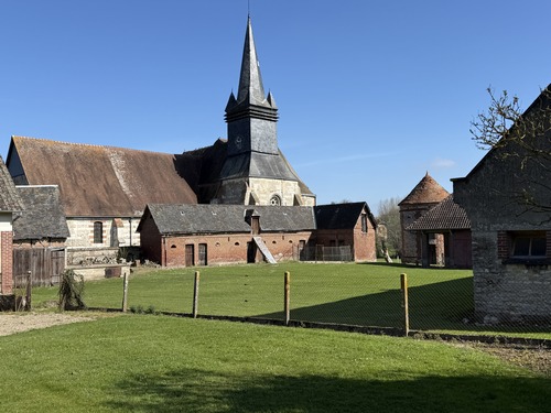 Notre chemin débouche à l'entrée de Sigy-en-Bray, avec ici un regard sur l'arrière de l'ancienne abbaye.