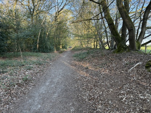 Je pars du parking du Claquemeure (l'Orée de la forêt, Duclair), et dès la sortie du parking je suis sur le chemin qui longe le hameau du Bocage.
