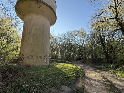 Au château d'eau, je prends à gauche pour contourner le cimetière du Trait.