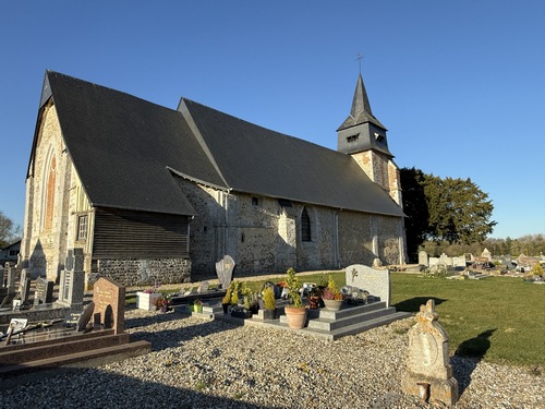 Nous partons du parking de la mairie de Vannecrocq et contournons l'église Saint-Denis (XIIe -> XVIIe).