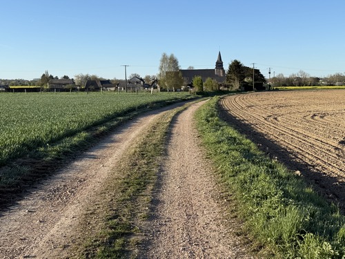 Peu après l'église, nous sommes déjà sur le premier chemin (regard arrière vers Vannecrocq).