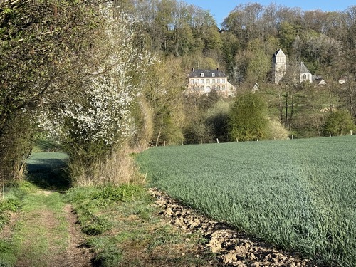 Nous allons franchir la Corbie, et nous découvrons en face la tour massive de l'église de Fort-Moville.&nbsp;