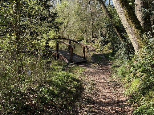 Et pour ajouter au plaisir du circuit, les aménagements des chemins sont de toute beauté. Ici, la passerelle sur la Corbie, non loin de sa source de la Grande Fontaine.