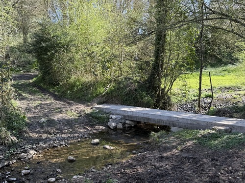 Les aménagements autour de la Fontaine Domin sont d'un style moins traditionnel...