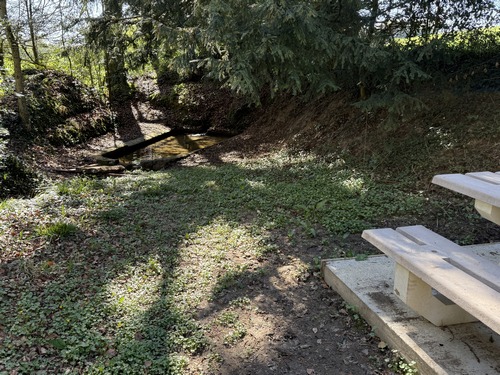 L'ancien lavoir de la Fontaine Domin bénéficie d'une table de pique-nique.
