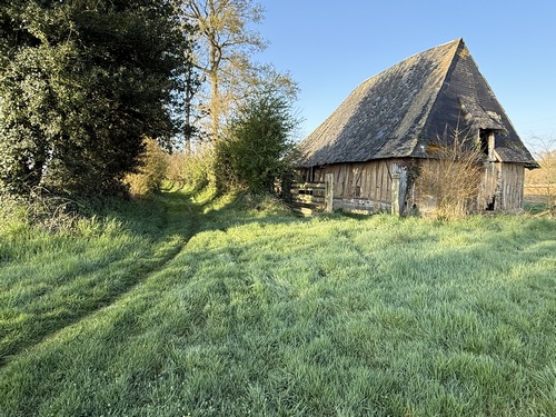 Ce circuit alterne petites routes très tranquilles, et chemins dans le bocage, bordés de constructions à colombage comme cette vieille grange.