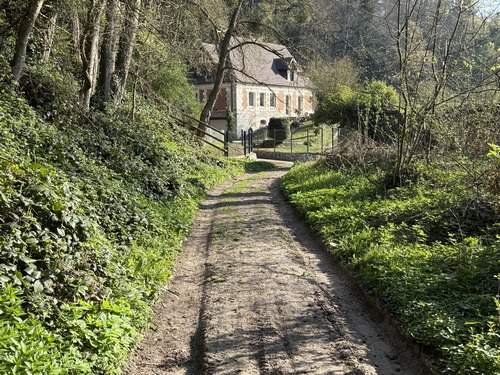 Nous arrivons aux Préaux, nous allons tourner à droite le long du mur de l'ancienne abbaye Saint-Pierre, disparue après la Révolution.