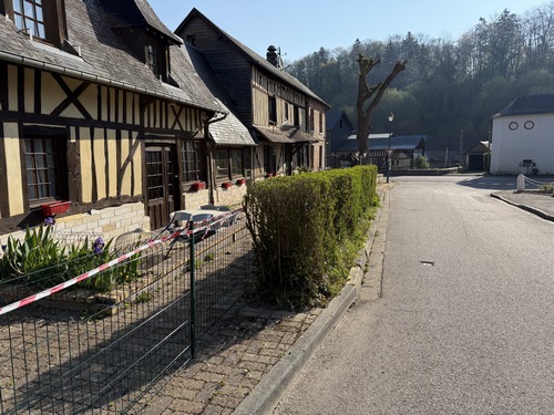 A partir des Préaux, nous allons suivre le balisage bleu.