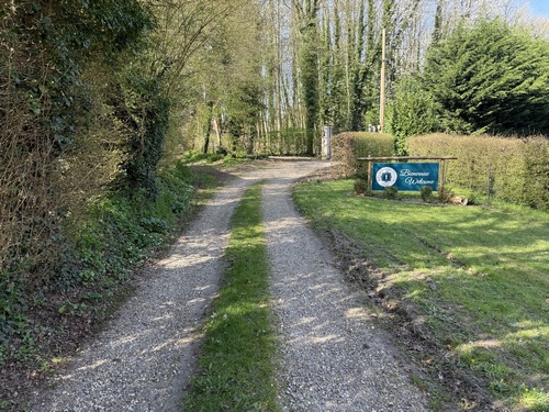 L'entrée du chemin vers le bois Bourdon semble être une propriété (Prieuré des Fontaines), mais on devine le chemin balisé qui monte dans le bois à gauche.