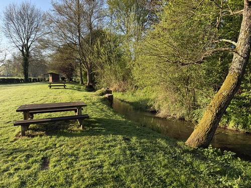 Je pars du parking de l'espace de loisirs qui regroupe un terrain de basket et une aire de pique-nique le long du Crevon.