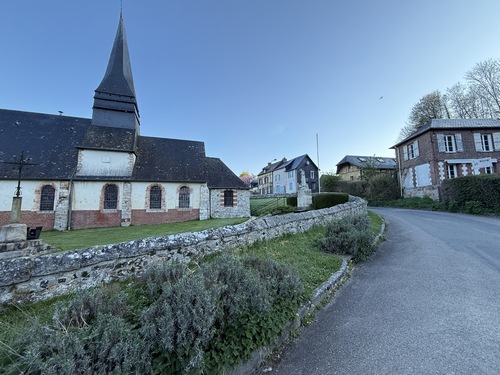 Je traverse le village, avec ici l'église Saint-Denis (XIIIe XIXe). La photo du panneau d'informations sur l'histoire du village se trouve dans l'album de la rando.