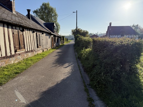 Je traverse le hameau des Houis pour tourner à nouveau vers la forêt.