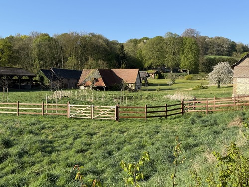 Je longe la ferme d'un ancien château du XVIIIe, disparu.