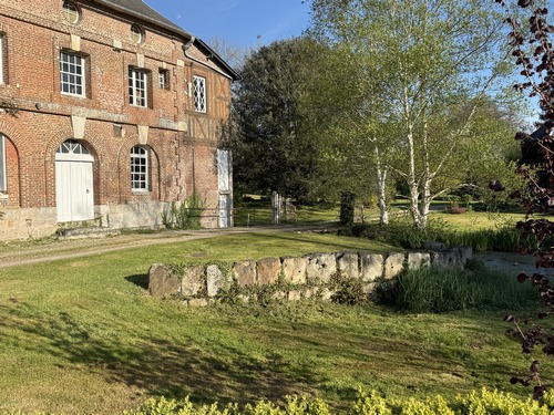 Voilà l'ancien moulin de la famille Crespin. Reconstruit en brique rose en 1811, la roue à aubes a été supprimée en 1920. C'est désormais une magnifique propriété au bord du Crevon.