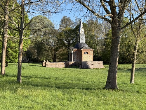 Et voilà l'étonnante chapelle Saint-Laurian avec son dôme et sa flèche en ardoises. C'est l'ancienne chapelle funéraire du château du XVIIIe disparu.