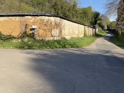 Au niveau du jardin clos, l'itinéraire balisé continue en face. C'est l'itinéraire qu'il faut suivre avec des enfants. Pour ma part, je tourne à gauche pour monter au Mont Ecaché.