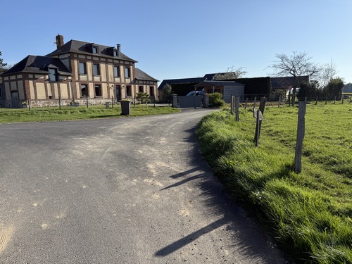 Au Mont Ecaché, je tourne deux fois à droite pour retrouver les chemins juste après cette maison.