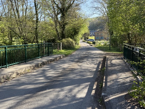 Le parking se trouve juste après les deux ponts sur le Crevon.