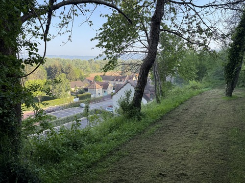 Nous partons du parc à jeux de Vézillon, et profitons ici du délicieux Chemin de l'Eglise qui relie le centre du bourg au parc à jeux.