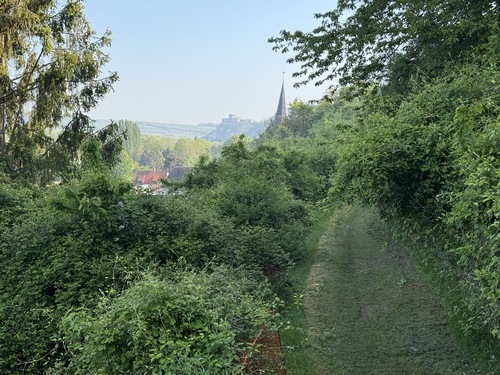 Sur le Chemin de l'église, on peut déjà apercevoir Château Gaillard au loin.