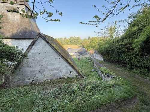 Nous longeons l'église pour rejoindre la rue Jean Béquet qui traverse le bourg. Cette église Saint-Martin, fait l'objet de légendes, pendant le siège de Château Gaillard, à propos de Richard Coeur de Lion et de ses maîtresses...&nbsp;