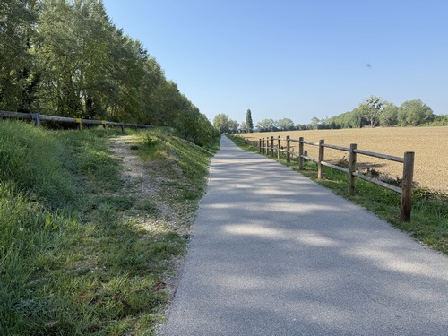 Nous évitons la rue Béquet, et suivons la piste cyclable. Nous avons eu du mal à trouver un passage entre la D313 et la piste cyclable, il suffisait d'être patient, en voici un par exemple.