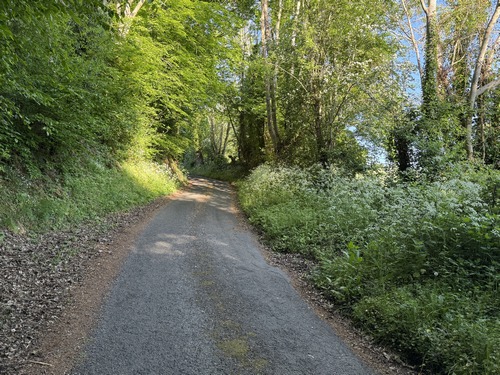 Nous quittons les bords de la Risle pour monter ce chemin de la Forge au Cœur, le prochain chemin est au sommet.