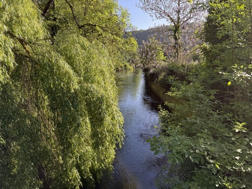 Nous partons du parking de la mairie, et traversons l'Iton pour trouver notre premier chemin juste après le pont.