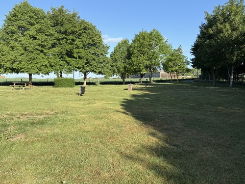 Nous avons quitté le circuit des Roches et le GR222, et traversons maintenant l'aire de pique-nique du Frais Vent en direction du bois de Brosville.