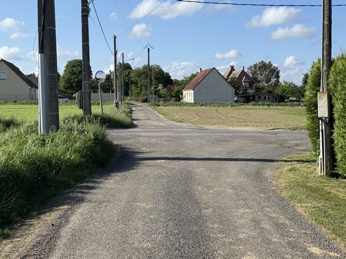 Nous traversons la D175 et le hameau du Nuisement pour rejoindre la plaine du Moulin.