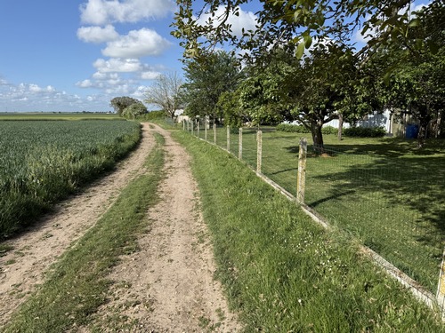 Nous rejoignons le GR26 et longeons Bérengeville en direction du sud.