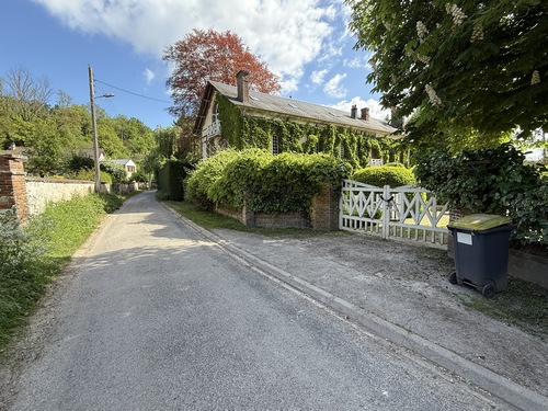 Dans le bois, nous avons quitté le GR26 sans quitter les balises rouges et blanches. En effet, un chemin balisé relie le GR26 au GR222. Nous entrons dans Brosville et suivons les balises jaunes du Chemin des Roches.