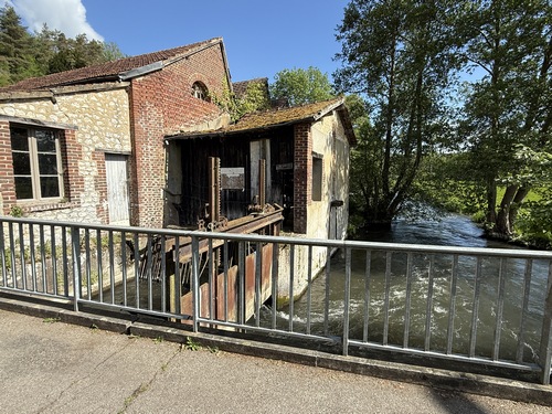 Ancien moulin sur l'Iton. La roue à aube et toujours visible dans son abri.